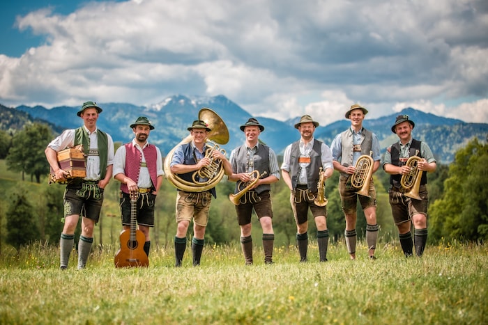 „Guad Essn und Tringa, a wenig Tanzn und Singa“ heißt es im Woodstock Stadel am Leitner Gut in Ort im Innkreis, wenn zum zweiten Mal der Innviertler Maitanz über die Bühne geht. Mit dabei: die Tegernseer Tanzlmusi (Bild) und Oberkrainer Power. Datum: Samstag, 3. Mai, ab 18 Uhr Infolink: www.leitnergut.at