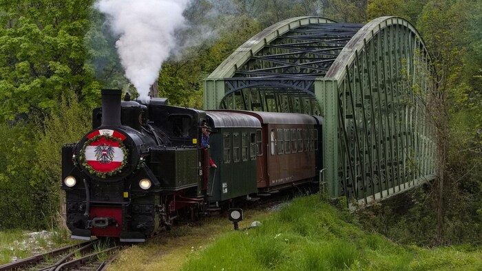Nostalgisch reisen ist mit der Steyrtal-Museumsbahn vom Lokalbahnhof Steyr nach Grünburg ...
