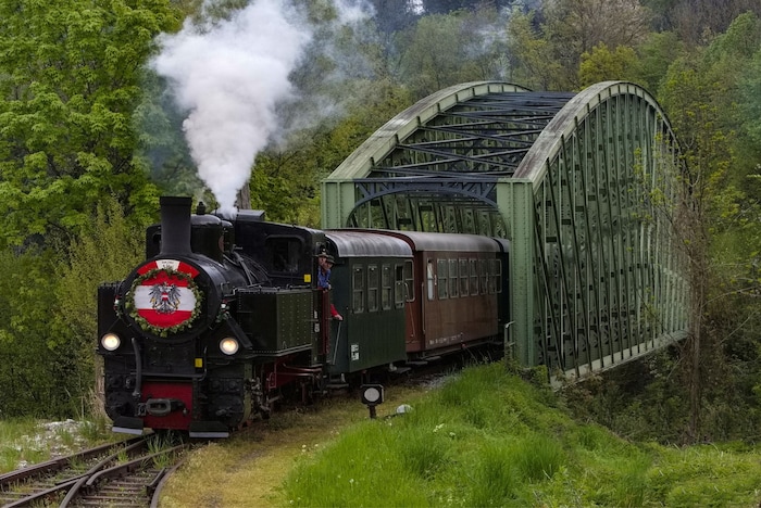 Nostalgisch reisen ist mit der Steyrtal-Museumsbahn vom Lokalbahnhof Steyr nach Grünburg möglich. Nach fünf Minuten Gehzeit über den Museumssteg nach Steinbach geht’s zum Maikirtag. Datum: Donnerstag, 1. Mai, um 10.30 Uhr, Rückfahrt um 15.30 Uhr Infolink: www.oegeg.at