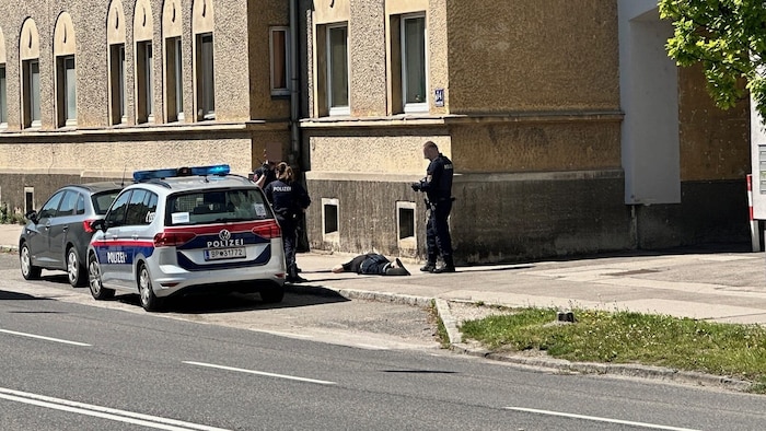 Beim Eintreffen der Helfer hatte sich der Mann auf den Gehweg gelegt.