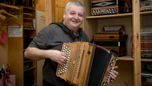 Die Waldviertler Musiklegende Martin Huber hat sich seine eigene kleine Harmonikawelt geschaffen. (Bild: Molnar Attila)