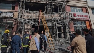 Das Feuer brach in einem Restaurant in der Stadt Liaoyang aus. (Bild: AP/Anonymous)