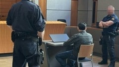 Der Angeklagte vor Prozessbeginn. (Bild: APA/ALEXANDRA KREUZER)