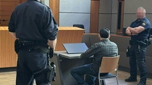 Der Angeklagte vor Prozessbeginn.