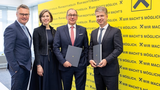 RLB-Chefetage: Rainer Stelzer, Ariane Pfleger, Martin Schaller und Florian Stryeck (von links). (Bild: RLB Steiermark/Peter Riedler)