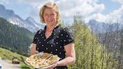 Schwarzbrot mit Hummus und veganem Erdäpfelkas serviert Wirtin Burgi Brunnmayr von der Ennstaler ...