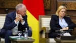Österreichs Innenminister Gerhard Karner (ÖVP) und seine deutsche Amtskollegin Nancy Faeser (Bild: AFP/-)