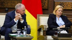 Österreichs Innenminister Gerhard Karner (ÖVP) und seine deutsche Amtskollegin Nancy Faeser (Bild: AFP/-)