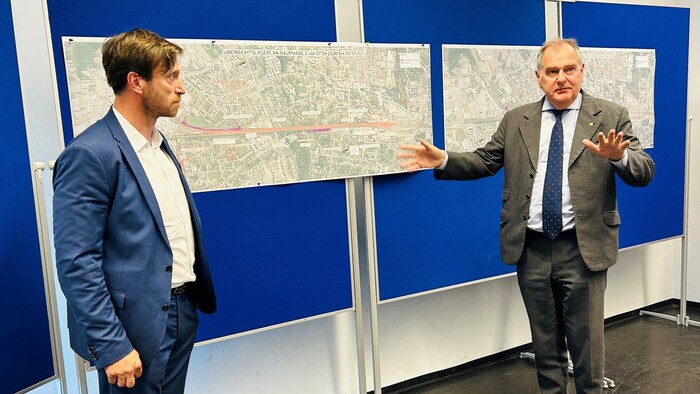 Thomas Schöfmann von der ÖBB Infrastruktur und Stadtrat Franz Dinhobl informieren die Anrainer ...