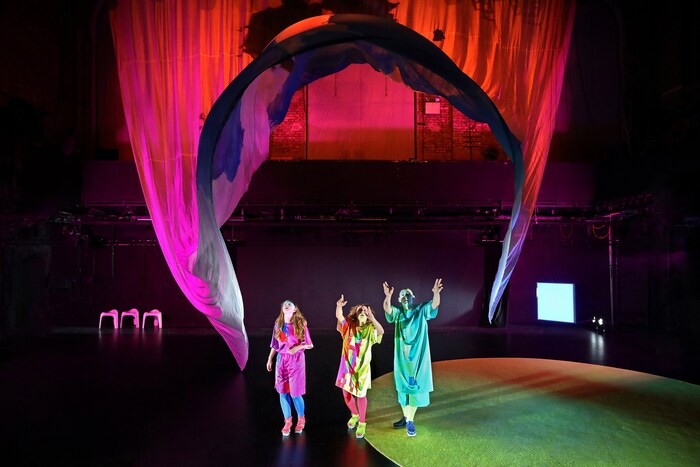 Zur Eröffnung wartet Nehle Stuhlers „Und oder oder . . .“ aus dem Residenztheater in München.