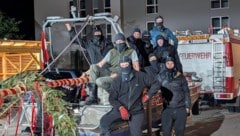 Stolz posierten die Pichlinger Florianis nach ihrem nächtlichen Einsatz mit dem gestohlenem Maibaum.Am Mittwoch kommt die Ansfeldener Landjugend, um sich ihrerseits den Pichlinger Maibaum auslösen zu lassen. (Bild: Freiwillige Feuerwehr Pichling)