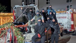 Stolz posierten die Pichlinger Florianis nach ihrem nächtlichen Einsatz mit dem gestohlenem ...