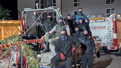 Stolz posierten die Pichlinger Florianis nach ihrem nächtlichen Einsatz mit dem gestohlenem Maibaum.Am Mittwoch kommt die Ansfeldener Landjugend, um sich ihrerseits den Pichlinger Maibaum auslösen zu lassen. (Bild: Freiwillige Feuerwehr Pichling)