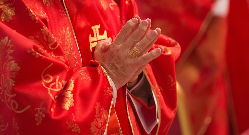 Ein letztes Gebet vor der mit Hochspannung erwarteten Papst-Wahl (Bild: APA/Michael Kappeler)