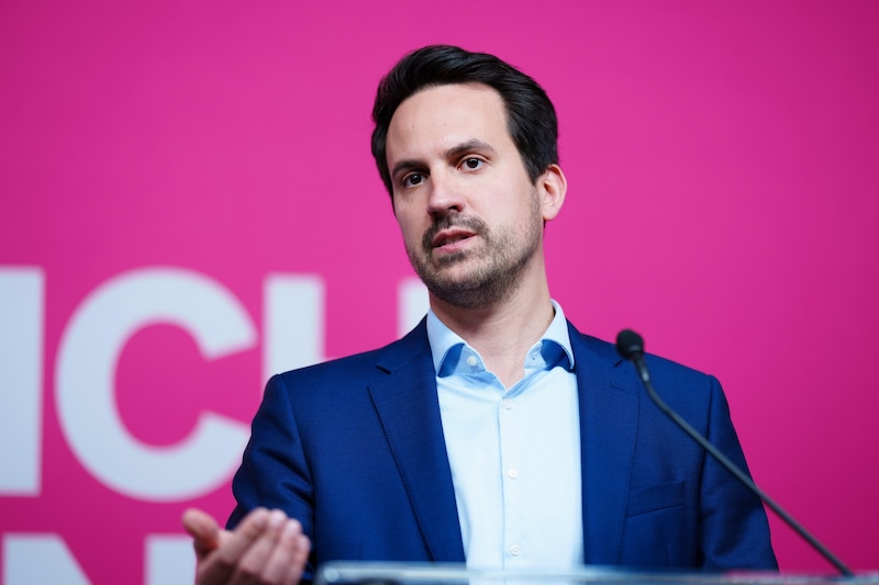 Minister Wiederkehr sagt, dass „nicht in den Klassen gespart“ werde. (Bild: Eva Manhart)