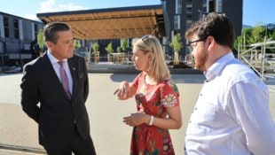 Verkehrsminister Peter Hanke (SPÖ) auf Tirol-Besuch beim neugestalteten Lugger-Platz in Innsbruck mit StR Elisabeth Mayr und Stadtparteichef Benjamin Plach (Bild: Birbaumer Christof)