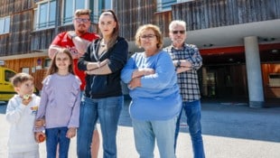 Die Anrainer in der Bolaring-Siedlung machen mobil: Nicole Steurer (Mitte) und Jürgen Tula (links hinten) führen die Rebellion gegen die Pläne einer Pflegeeinrichtung für Suchtkranke an. (Bild: Markus Tschepp)