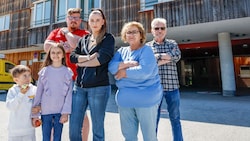 Die Anrainer in der Bolaring-Siedlung machen mobil: Nicole Steurer (Mitte) und Jürgen Tula (links hinten) führen die Rebellion gegen die Pläne einer Pflegeeinrichtung für Suchtkranke an. (Bild: Markus Tschepp)
