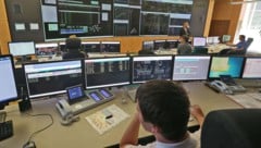 Von der Tinetz-Leitzentrale in Thaur aus behalten die Verantwortlichen den Überblick über das Tiroler Stromnetz. Die großen Speicherkraftwerke halten dieses besonders stabil. (Bild: Birbaumer Christof)