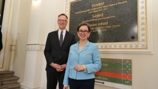 „Errichtet, zerstört, wieder erbaut“ – OLG-Präsident Michael Schwanda und Barbara Stelzl-Marx, Leiterin des Ludwig Boltzmann Instituts für Kriegsforschung vor der Gedenktafel (Bild: Jauschowetz Christian)