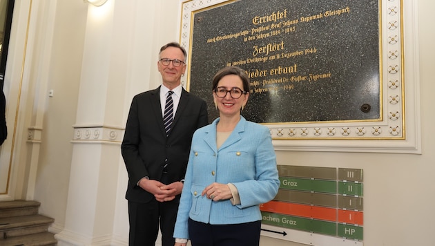 „Errichtet, zerstört, wieder erbaut“ – OLG-Präsident Michael Schwanda und Barbara Stelzl-Marx, Leiterin des Ludwig Boltzmann Instituts für Kriegsforschung vor der Gedenktafel (Bild: Jauschowetz Christian)