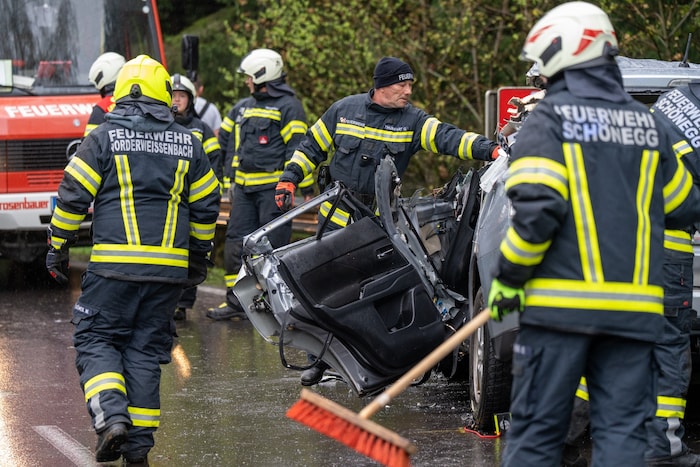 Helena konnte nur noch tot aus dem Autowrack geborgen werden.