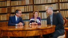 Uni-Rektor Fügenschuh, die Grande Dame der Festspiele Rabl-Stadler und Zweig-Haus-Leiter Michler am Biedermeier Tisch aus dem Nachlass. (Bild: Markus Tschepp)