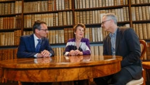Uni-Rektor Fügenschuh, die Grande Dame der Festspiele Rabl-Stadler und Zweig-Haus-Leiter Michler am Biedermeier Tisch aus dem Nachlass. (Bild: Markus Tschepp)