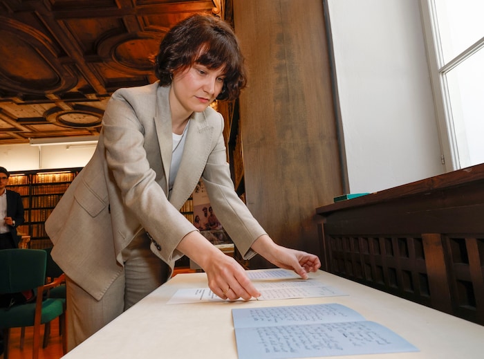 Lina Zangerl zeigt Zweig-Briefe wie den letzten an Sigmund Freud.