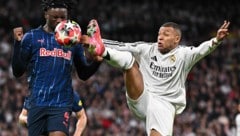 Hendry Blank (li.) vor wenigen Wochen im Duell mit Real Madrid – kommende Saison könnten die Bullen gar den Europacup verpassen. (Bild: AFP/JAVIER SORIANO)