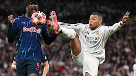Hendry Blank (li.) vor wenigen Wochen im Duell mit Real Madrid – kommende Saison könnten die Bullen gar den Europacup verpassen. (Bild: AFP/JAVIER SORIANO)