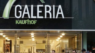 Rund ein Jahr nach der Insolvenz zeichnet sich bei der Warenhauskette Galeria wieder eine ...