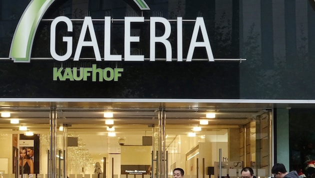 Rund ein Jahr nach der Insolvenz zeichnet sich bei der Warenhauskette Galeria wieder eine ...