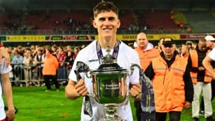 Tobias Hedl mit dem Meisterpokal in Waregem. (Bild: Tobias Hedl)