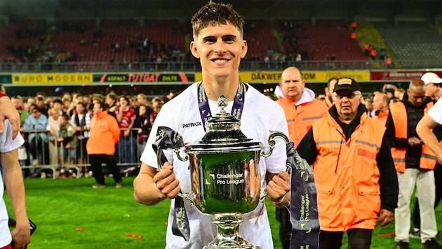 Tobias Hedl mit dem Meisterpokal in Waregem. (Bild: Tobias Hedl)