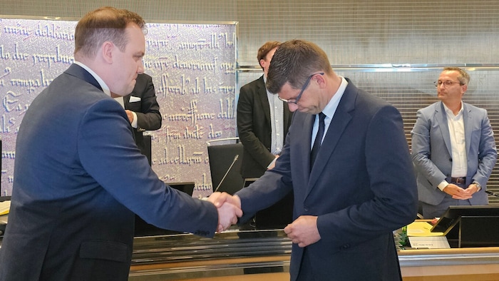 Landesvize Martin Gruber (r) wünscht Patrick Jonke viel Glück.