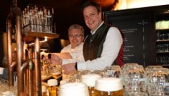Hausherr Robert Grossauer (re.) mit dem längst dienenden Mitarbeiter Erich. (Bild: Jauschowetz Christian)
