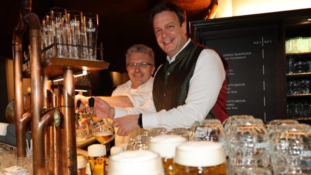 Hausherr Robert Grossauer (re.) mit dem längst dienenden Mitarbeiter Erich. (Bild: Jauschowetz Christian)