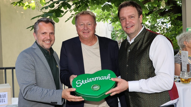 Beim Maibaum-Aufstellen am Dienstag: Steiermark-Tourismus-Boss Michael Feiertag und die Gasto-Größen Franz und Robert Grossauer (v. li.). (Bild: Jauschowetz Christian)