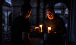 Menschen zündeten während des Stromausfalls in Spanien Kerzen an.