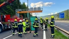 Beim Unfall auf der A9 waren vier Feuerwehren im Einsatz. (Bild: Feuerwehr Madstein Stadlhof)