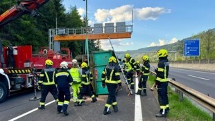 Beim Unfall auf der A9 waren vier Feuerwehren im Einsatz.