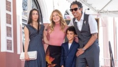 US-Schauspielerin Ellen Pompeo posiert mit ihrem Ehemann Chris Ivery, Tochter Stella und Sohn Eli (Bild: EPA/Jill Connelly)