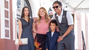 US-Schauspielerin Ellen Pompeo posiert mit ihrem Ehemann Chris Ivery, Tochter Stella und Sohn ...