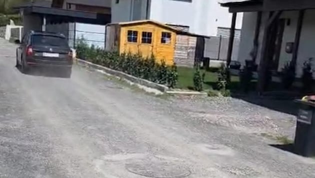 Pkw ziehen eine Staubwolke nach sich.  (Bild: zvg)
