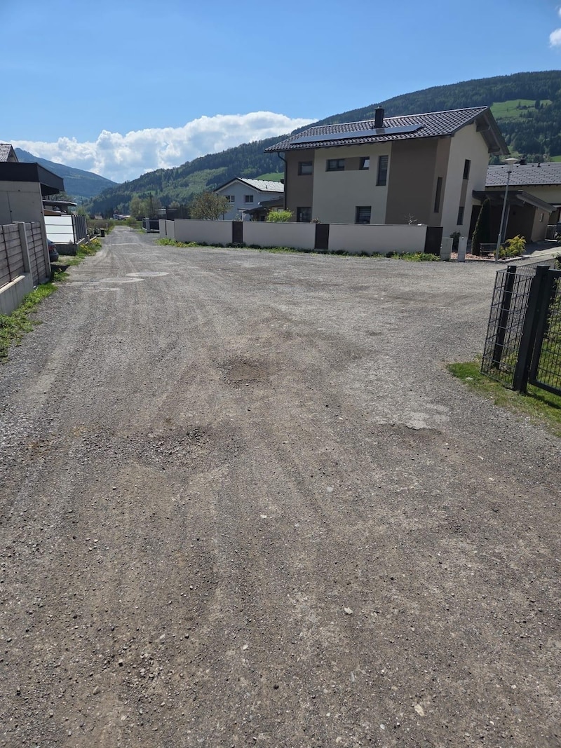 Über Schlaglöcher ärgern sich die Betroffenen.  (Bild: zvg)