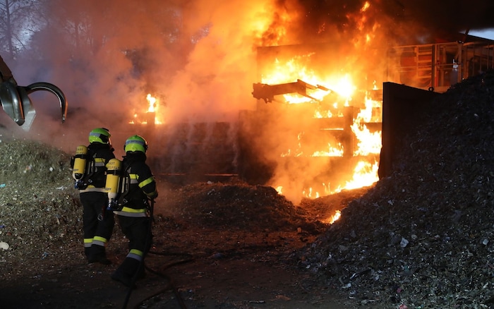 Die Feuerwehren waren rund zwei Stunden mit dem Löschen des Brandes beschäftigt.