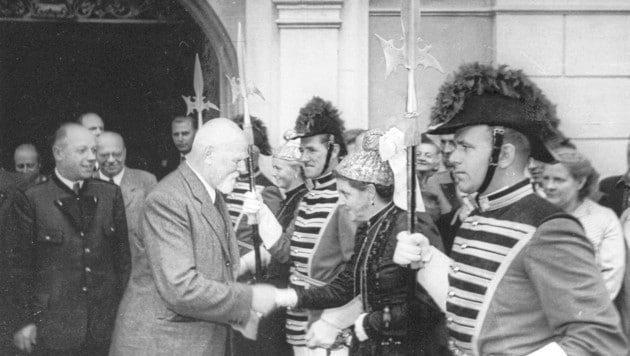 Bundespräsident Theodor Körner besuchte St. Veit, begrüßte die Trabanten und die Goldhaubenfrauen. (Bild: Bürger- und Goldhaubenfrauen St.)