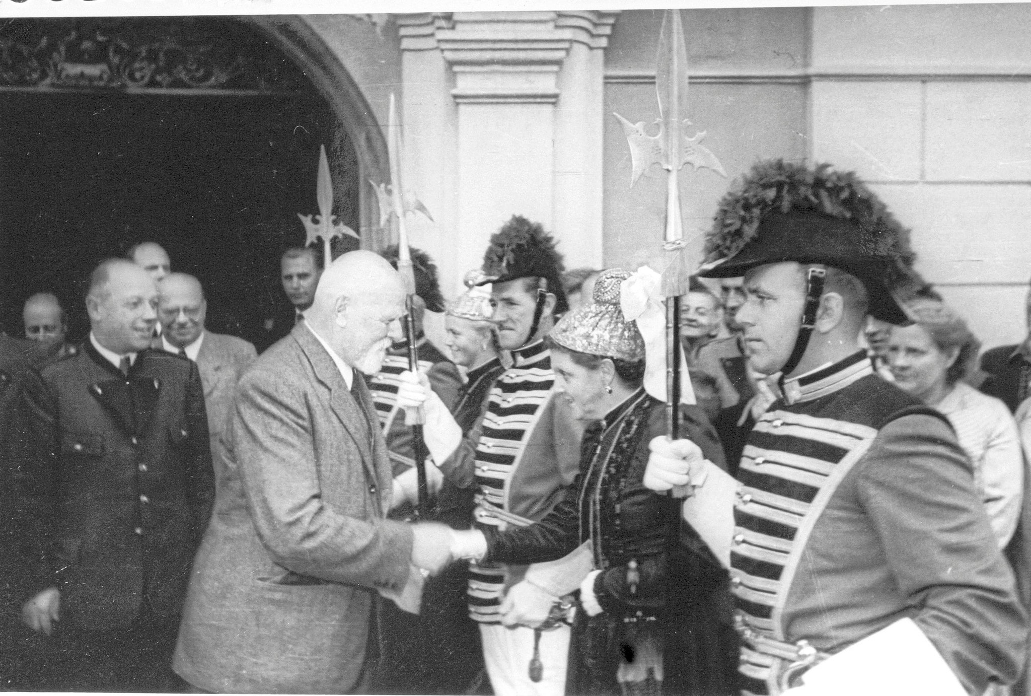 Bundespräsident Theodor Körner besuchte St. Veit, begrüßte die Trabanten und die Goldhaubenfrauen. (Bild: Bürger- und Goldhaubenfrauen St.) Bundespräsident Theodor Körner besuchte St. Veit, begrüßte die Trabanten und die Goldhaubenfrauen. (Bild: Bürger- und Goldhaubenfrauen St.)