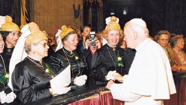 Goldene Hauben und weißer Pileolus: Ein besonderes Erlebnis: Im Jahr 2000 konnten die Bürger- und Goldhaubenfrauen aus St. Veit Papst Johannes Paul II. in Rom besuchen. (Bild: Stadtgemeinde St. Veit/Glan)